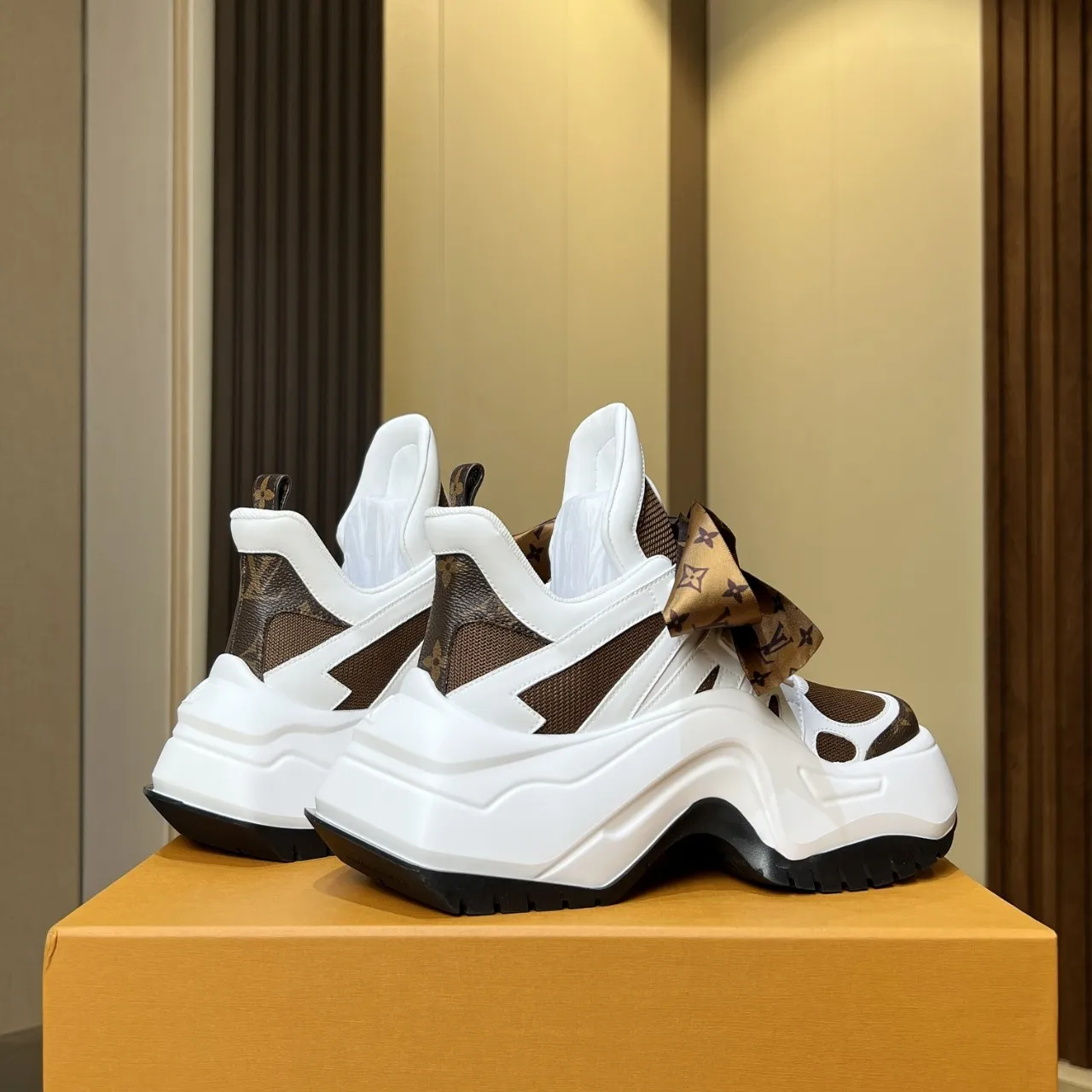 👟👟Ex-factory price 760👟👟 Nicolas Ghesquieye once again refined the design essence of LVArchlight sneakers to create LVArchlight2.0 platfrm sneakers. The combination of multiple technical materials, the wide outsole and the exaggerated tongue highlight the series' recognition, and the latter is marked with the LVCirCle logo 35-41